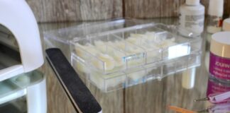 Ile trzymają się tipsy plastikowe?