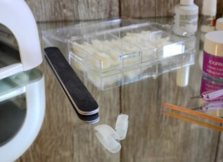 Ile trzymają się tipsy plastikowe?