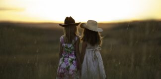 Do jakiej sukienki pasuje fascynator?