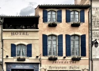 Jak zachować się w hotelu z basenem?