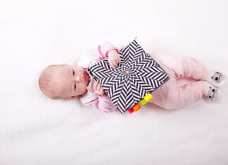 Jak trzymać niemowlaka w basenie?